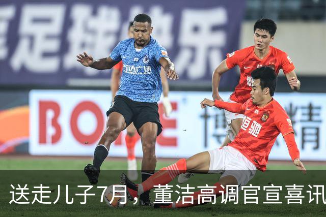 送走儿子7月，董洁高调官宣喜讯，小腹凸起状态回春