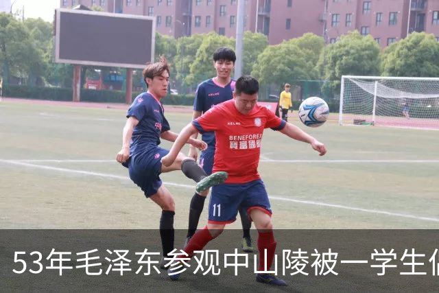 53年毛泽东参观中山陵被一学生偶然发现，1小时后三辆卡车突然开来！